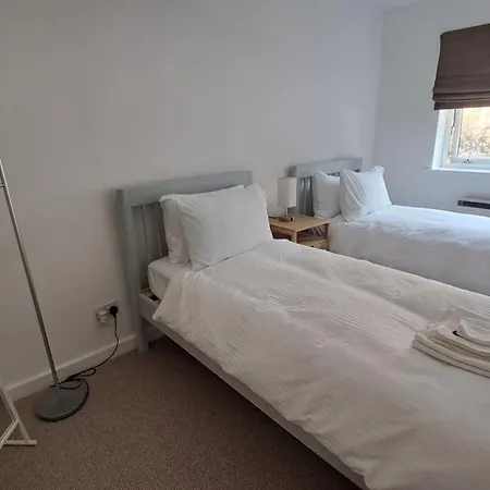 Wapping 700sqft 2 Bedroom - South Facing Dockside Views - Secure Parking * Londres