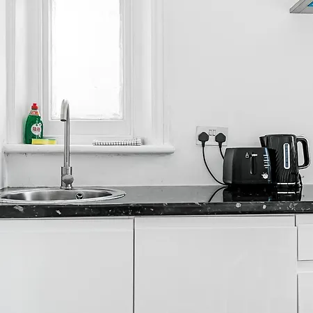 Cozy Brand New Studio In Hampsted Pass The Keys