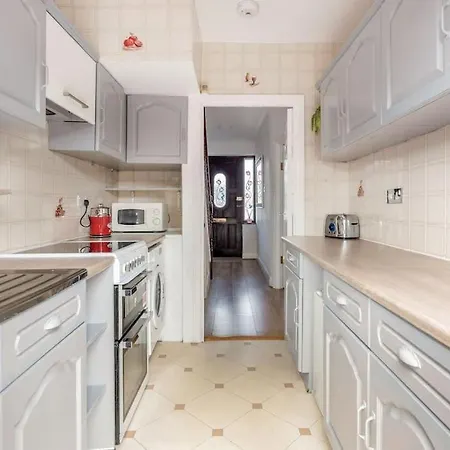 Lovely 4 Bedrooms House Near Station With Parking Holiday home *