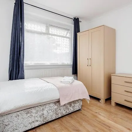 Lovely 4 Bedrooms House Near Station With Parking