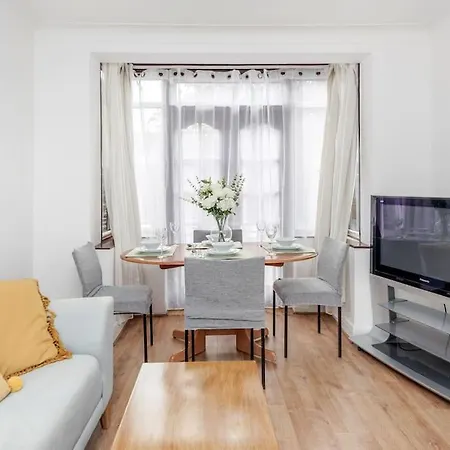 Lovely 4 Bedrooms House Near Station With Parking Holiday home