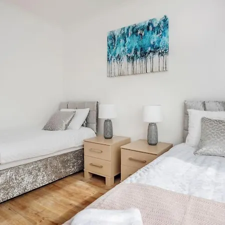 Holiday home Lovely 4 Bedrooms House Near Station With Parking