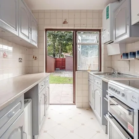 Lovely 4 Bedrooms House Near Station With Parking Holiday home *