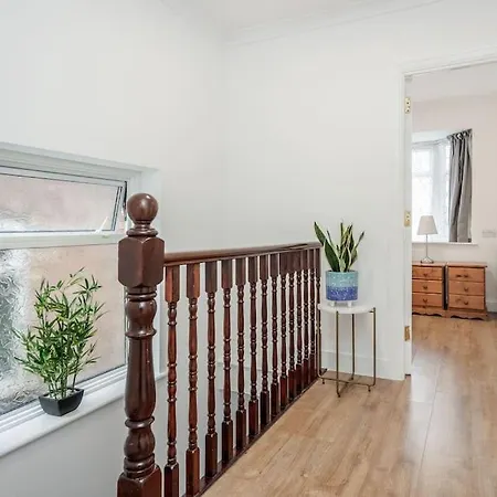 Lovely 4 Bedrooms House Near Station With Parking Holiday home Romford