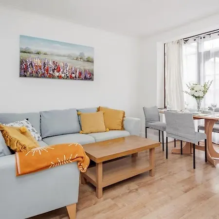 Holiday home Lovely 4 Bedrooms House Near Station With Parking Romford