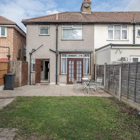 Lovely 4 Bedrooms House Near Station With Parking Romford