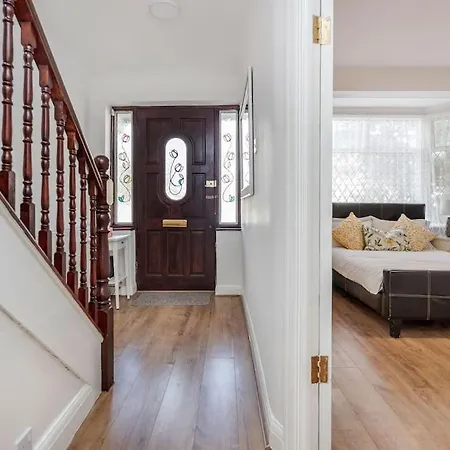 Lovely 4 Bedrooms House Near Station With Parking * Romford