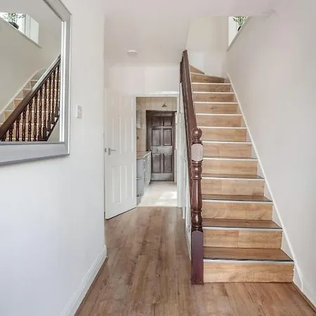 Lovely 4 Bedrooms House Near Station With Parking Holiday home