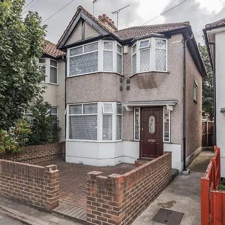 Holiday home Lovely 4 Bedrooms House Near Station With Parking Romford