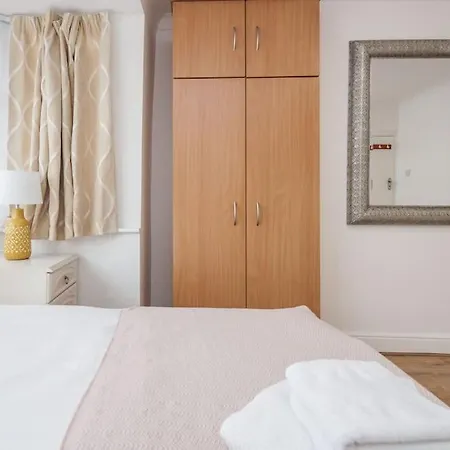 Lovely 4 Bedrooms House Near Station With Parking