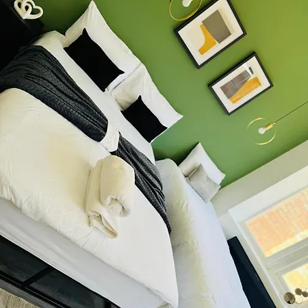 Luxury Flats, Ideal For Tourists Apartment *