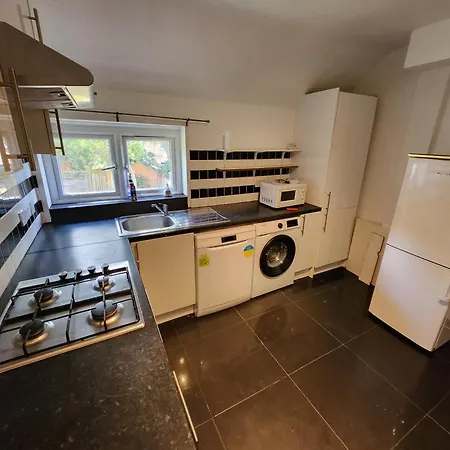 Flat With Work Station, Monitor, Smart Tv & Netflix Apartmán