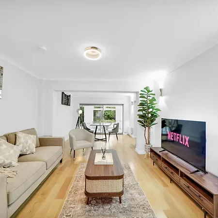 Lux 5 Bed Sleeps 11, 10 Mins From Wembley Stadium, Jacuzzi And Steam Shower *