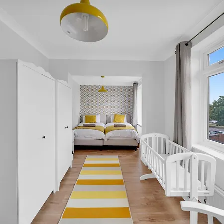 Lux 5 Bed Sleeps 11, 10 Mins From Wembley Stadium, Jacuzzi And Steam Shower * Harrow on the Hill