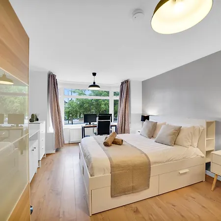Lux 5 Bed Sleeps 11, 10 Mins From Wembley Stadium, Jacuzzi And Steam Shower Harrow on the Hill