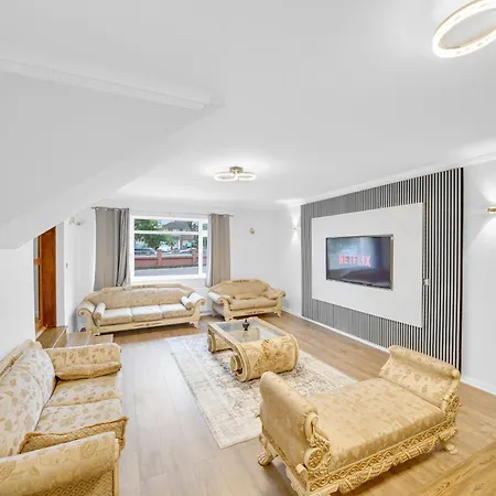 Lux 5 Bed Sleeps 11, 10 Mins From Wembley Stadium, Jacuzzi And Steam Shower Apartment
