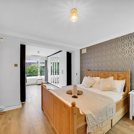 Apartment Lux 5 Bed Sleeps 11, 10 Mins From Wembley Stadium, Jacuzzi And Steam Shower *