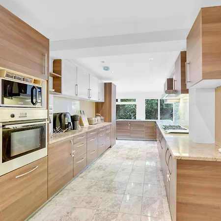 Apartment Lux 5 Bed Sleeps 11, 10 Mins From Wembley Stadium, Jacuzzi And Steam Shower Harrow on the Hill