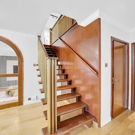 Apartment Lux 5 Bed Sleeps 11, 10 Mins From Wembley Stadium, Jacuzzi And Steam Shower