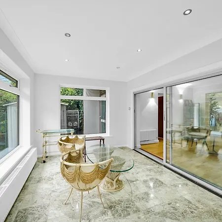 Lux 5 Bed Sleeps 11, 10 Mins From Wembley Stadium, Jacuzzi And Steam Shower *