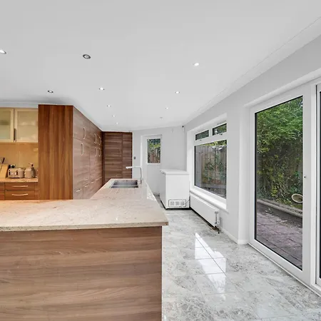Lux 5 Bed Sleeps 11, 10 Mins From Wembley Stadium, Jacuzzi And Steam Shower Harrow on the Hill