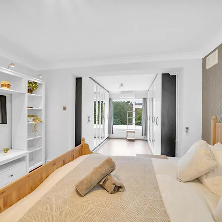 Lux 5 Bed Sleeps 11, 10 Mins From Wembley Stadium, Jacuzzi And Steam Shower Apartment