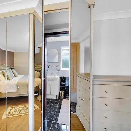 Lux 5 Bed Sleeps 11, 10 Mins From Wembley Stadium, Jacuzzi And Steam Shower Apartment *