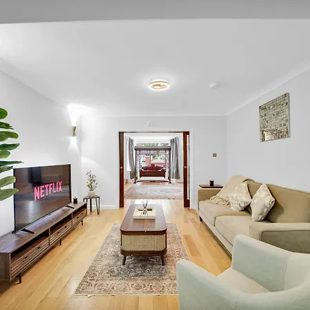 Apartment Lux 5 Bed Sleeps 11, 10 Mins From Wembley Stadium, Jacuzzi And Steam Shower *