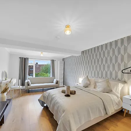 Lux 5 Bed Sleeps 11, 10 Mins From Wembley Stadium, Jacuzzi And Steam Shower Apartment Harrow on the Hill