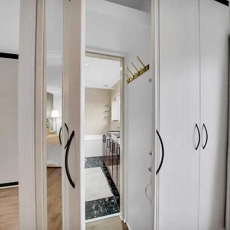 Lux 5 Bed Sleeps 11, 10 Mins From Wembley Stadium, Jacuzzi And Steam Shower Harrow on the Hill