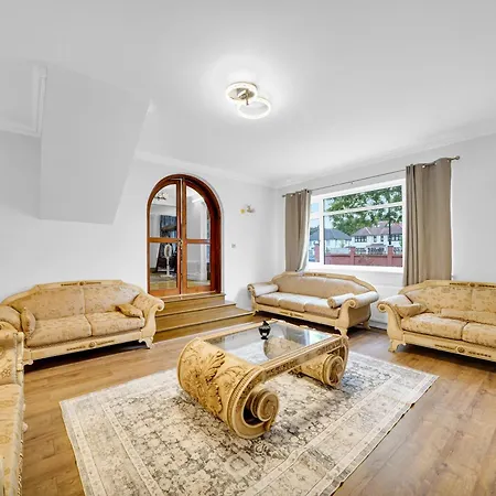 Lux 5 Bed Sleeps 11, 10 Mins From Wembley Stadium, Jacuzzi And Steam Shower * Harrow on the Hill