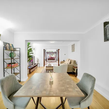 Lux 5 Bed Sleeps 11, 10 Mins From Wembley Stadium, Jacuzzi And Steam Shower Apartment