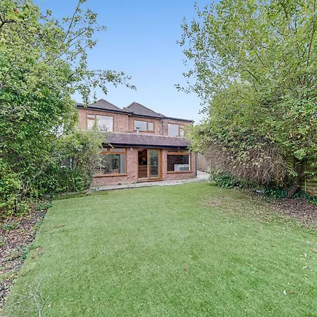 Lux 5 Bed Sleeps 11, 10 Mins From Wembley Stadium, Jacuzzi And Steam Shower Apartment *