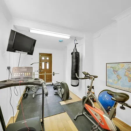 Lux 5 Bed Sleeps 11, 10 Mins From Wembley Stadium, Jacuzzi And Steam Shower Apartment Harrow on the Hill