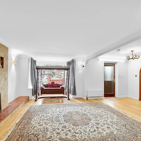 Lux 5 Bed Sleeps 11, 10 Mins From Wembley Stadium, Jacuzzi And Steam Shower * Harrow on the Hill