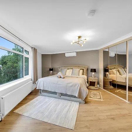 Lux 5 Bed Sleeps 11, 10 Mins From Wembley Stadium, Jacuzzi And Steam Shower Apartment