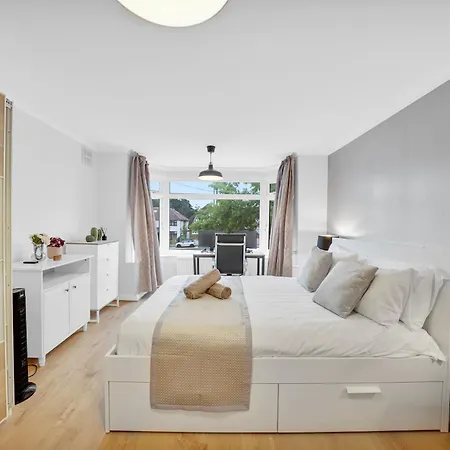 Apartment Lux 5 Bed Sleeps 11, 10 Mins From Wembley Stadium, Jacuzzi And Steam Shower