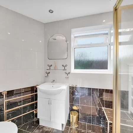 Lux 5 Bed Sleeps 11, 10 Mins From Wembley Stadium, Jacuzzi And Steam Shower Apartment *