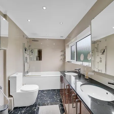 Lux 5 Bed Sleeps 11, 10 Mins From Wembley Stadium, Jacuzzi And Steam Shower