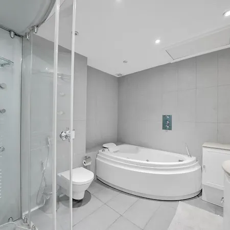 Apartment Lux 5 Bed Sleeps 11, 10 Mins From Wembley Stadium, Jacuzzi And Steam Shower *