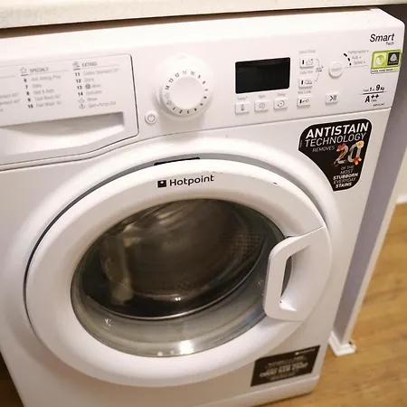 Apartment Lux 5 Bed Sleeps 11, 10 Mins From Wembley Stadium, Jacuzzi And Steam Shower Harrow on the Hill