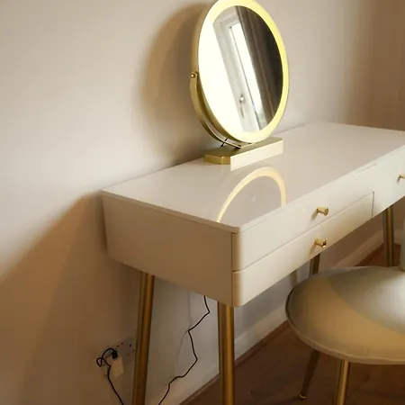 Lux 5 Bed Sleeps 11, 10 Mins From Wembley Stadium, Jacuzzi And Steam Shower Apartment