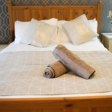 Lux 5 Bed Sleeps 11, 10 Mins From Wembley Stadium, Jacuzzi And Steam Shower * Harrow on the Hill