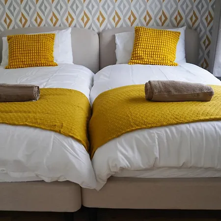 Apartment Lux 5 Bed Sleeps 11, 10 Mins From Wembley Stadium, Jacuzzi And Steam Shower Harrow on the Hill