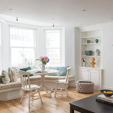 Holland Park 2 Bed Apartment London