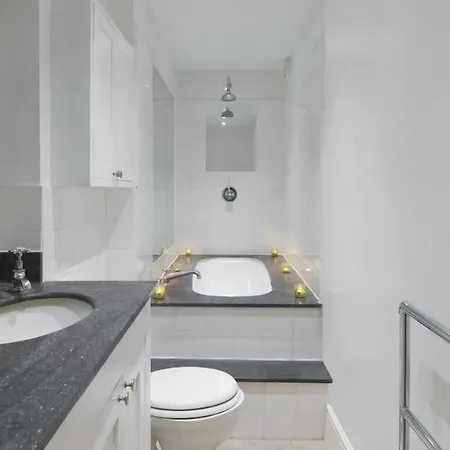 Holland Park 2 Bed Apartment London