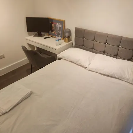Flat With Work Station, Monitor, Smart Tv & Netflix * Londýn