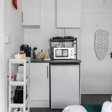 Livestay Affordable En-suite Studio In London, N14 *