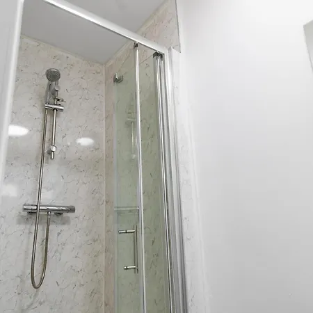 Livestay Affordable En-suite Studio In London, N14 * East Barnet