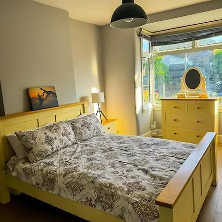 In A House Share - Kingsized 25 Min Away From London Apartment *